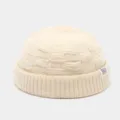 Gedetailleerd uitzicht van een beige gebreide miki muts met label, warm en trendy streetwear. - Eén maat / Beige
