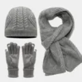 Conjunto de invierno gris de gorro bufanda y guantes táctiles de punto trenzado. - Gris