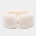 Diadema de invierno de felpa blanca en detalle, orejera peluda cálida y gruesa accesorio. - Blanco