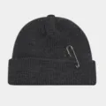 Donkergrijze gebreide muts met stijlvol metalen veiligheidsspeld detail voor de winter. - Eén maat / donkergrijs