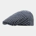 Vue détaillée de la casquette plate rayée rétro, montrant la texture fine et les coutures. - Réglable / Bleu marine