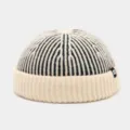 Detalle de primer plano del gorro docker de punto a rayas verticales con ala enrollada. - Talla única / Beige