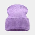 Nahaufnahme der violetten gerippten Strickmütze zeigt weiche Textur und warme Passform. - Einheitsgröße / Taroviolett