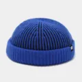 Primer plano del gorro docker de punto rayado en azul y negro con vuelta y etiqueta M. - Talla única / Azul zafiro