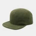 Nahaufnahme des olivgrünen Fleece 5-Panel Flat Brim Cap Materials und der Nähte. - Armeegrün