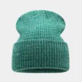 Vista detallada del gorro de punto jaspeado en verde y blanco, cálida textura de invierno. - Talla única / Verde Mar