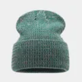 Vista de cerca detallada del gorro de invierno de punto jaspeado verde y rosa texturizado. - Talla única / Rosa y Verde
