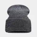 Grau melierte Strickmütze Detailansicht, dicke warme Winter Beanie Textur Nahaufnahme. - Einheitsgröße / Schwarz und Grau