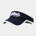 Vista di dettaglio della visiera parasole blu navy con profilo bianco e ricamo. - Regolabile / Blu navy