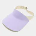 Detailansicht des lila-beigen Visors mit hochwertigem Stoff und verstellbarem Riemen. - Lavendel