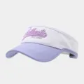 Dettaglio ravvicinato dell'elegante visiera parasole da donna bicolore con testo ricamato. - Regolabile / Bianco + Tesa Viola