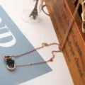 Exquisite Titanstahl Drei-Ring Römische Ziffern Halskette, stilvolles Roségold und Schwarz Design. - Drei Ring Römische Ziffer Stil / Roségold Schwarz