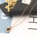 Elegante Roségold Titanstahl Halskette mit römischen Ziffern und schwarzen Doppelkreisen. - Römische Ziffer Schwarzer Doppelring Stil / Roségold