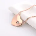 Nahaufnahme Detail der Roségold Herz Anhänger Halskette mit funkelndem Kristallstein. - Herz-Zirkonia-Einlage / Roségold