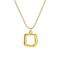 Nahaufnahme Detail der goldenen Edelstahl Kugelketten Halskette mit unregelmäßigem Anhänger. - Unregelmäßiger Geometrischer Quadratischer Stil / Gold