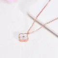 Roségoldfarbene Edelstahl Vierblättriges Kleeblatt Halskette mit weißer Muschel Einlage. - Weißer Muschel Einzelner Diamant Klee Stil / Roségold