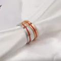 Edelstahl Detail Ring mit oranger Emaille Rille Einlage, minimalistisches Design Nahaufnahme. - Silberrot
