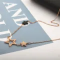 Detailaufnahme einer Roségold Titanstahl Halskette mit charmanten Sternanhängern für den Alltag. - Mehrere Pentagramm Anhänger Stil / Roségold