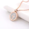 Nahaufnahme Detail der roségoldenen Titanstahl Strass Kette mit T-Buchstaben Anhänger - Voll Strass T-Form Scheibe Stil / Roségold