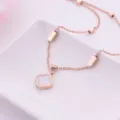 Roségold Titanstahl Schlüsselbeinkette mit doppelseitigem vierblättrigen Kleeblatt Anhänger. - Doppelseitiger Klee Quaste Stil / Roségold
