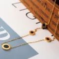 Elegante Titanstahl Halskette mit runden Römischen Ziffern Anhängern, goldfarbenes Detail. - Römischer Ziffernring / Gold