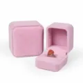 Roze fluwelen sieradendoos detail met ringgleuf, elegante opbergverpakking voor juwelen. - Roze