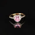 Gros plan détail du anneau en cristal rose en forme de cœur avec des strass étincelants. - Taille 5 / Rose Doré Rose