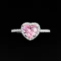 Gros plan détaillé d'une bague en pierre précieuse cœur rose avec pavé étincelant. - Taille 5 / Rose