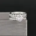 Vue detaillee de l'ensemble de bagues argentees multicouches avec belle pierre centrale. - Taille 5 / Strass Blanc