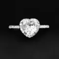 Gros plan détaillé d'une bague cœur scintillante avec des diamants pavés sur la bande. - Taille 5 / Blanc