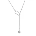 Dettaglio in primo piano della collana lunga argentata a Y con anello geometrico e ciondolo. - Colore acciaio