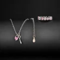 Vue détaillée de l'ensemble de bijoux en zircone synthétique avec collier et bague. - Rose / Taille 5