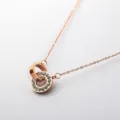 Roségold Doppelring Kristall Anhänger Halskette Detailansicht, elegante kurze Kette. - Ineinandergreifender Doppelring Strass Stil / Roségold