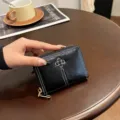 Μικρό μαύρο γυναικείο κοντό πορτοφόλι από μαλακό δέρμα με πρακτικό φερμουάρ. - Μαύρο