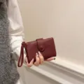 Κοντό και κομψό γυναικείο πορτοφόλι από μαλακό δέρμα, πτυσσόμενο σχέδιο με πολλές θήκες. - Μπορντό