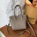 Τσάντα bucket από δέρμα σε taupe χρώμα με διπλές λαβές και ρυθμιζόμενο λουρί για γυναίκες. - Γκρι ελέφαντα