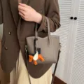 Τσάντα bucket κορεάτικου στιλ casual niche design γυναικεία νέα απλή τσάντα χιαστί. - Γκρι Ελέφαντα Με Μενταγιόν