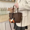 Borsa a secchiello in pelle marrone da donna, borsa casual con manico e ciondolo pegaso carino. - Marrone Cioccolato Con Ciondolo