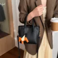 Borsa a secchiello casual stile coreano da donna, borsa a tracolla minimalista con ciondolo. - nero con ciondolo