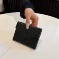 Portefeuille court compact en cuir PU noir avec rabat enveloppe, idéal pour un usage quotidien. - Noir