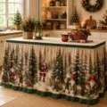 Nahaufnahme des Weihnachtstischrocks mit Weihnachtsmann Elfen Druck und grüner Rüschenkante. - 140*75CM / Waldelfen Muster 3