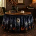 Λεπτομερής εικόνα της φούστας τραπεζιού Halloween με στάμπες από κολοκύθες και κάστρα. - HZQUN3-25