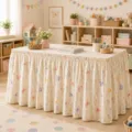 Detailansicht des ländlichen Blümchen-Tischrocks mit Rüschen im gemütlichen Kinderzimmer. - 140*75CM / Schmetterling Floral (Stil 6)