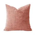 Primer plano de una funda de cojín de chenilla texturizada rosa, tela elegante. - Funda de Almohada Individual (Sin Relleno) / Rosa Anaranjado