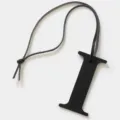 Colgante de letra I de cuero negro para bolsos, llaves y accesorios. Piel de vacuno real. - Negro