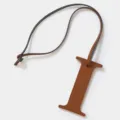 Colgante de bolso letra i de piel, llavero colgante de vacuno marrón estilo de lujo. - Marrón