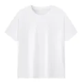 Detailansicht des schlichten weißen kurzärmeligen Baumwoll T-Shirts mit klassischem Rundhalsausschnitt. - S / Oberteile / Weiß