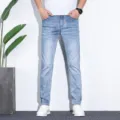 Heren lichtblauwe elastische rechte jeans, casual zomer denim broek voor dagelijks gebruik. - 28 / Bottoms / Lichtblauw