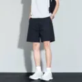 Detailansicht der kurzen schwarzen Herrenhose aus bequemem Stoff für den perfekten Sommer. - 28 / Unterteile / Schwarz