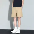 Gros plan sur le détail du short kaki décontracté pour homme, coton respirant d'été. - Kaki